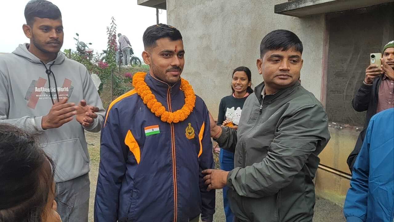 बीएसएफ की ट्रेनिंग लेकर एकेडमी लौटा जवान, हुआ स्वागत