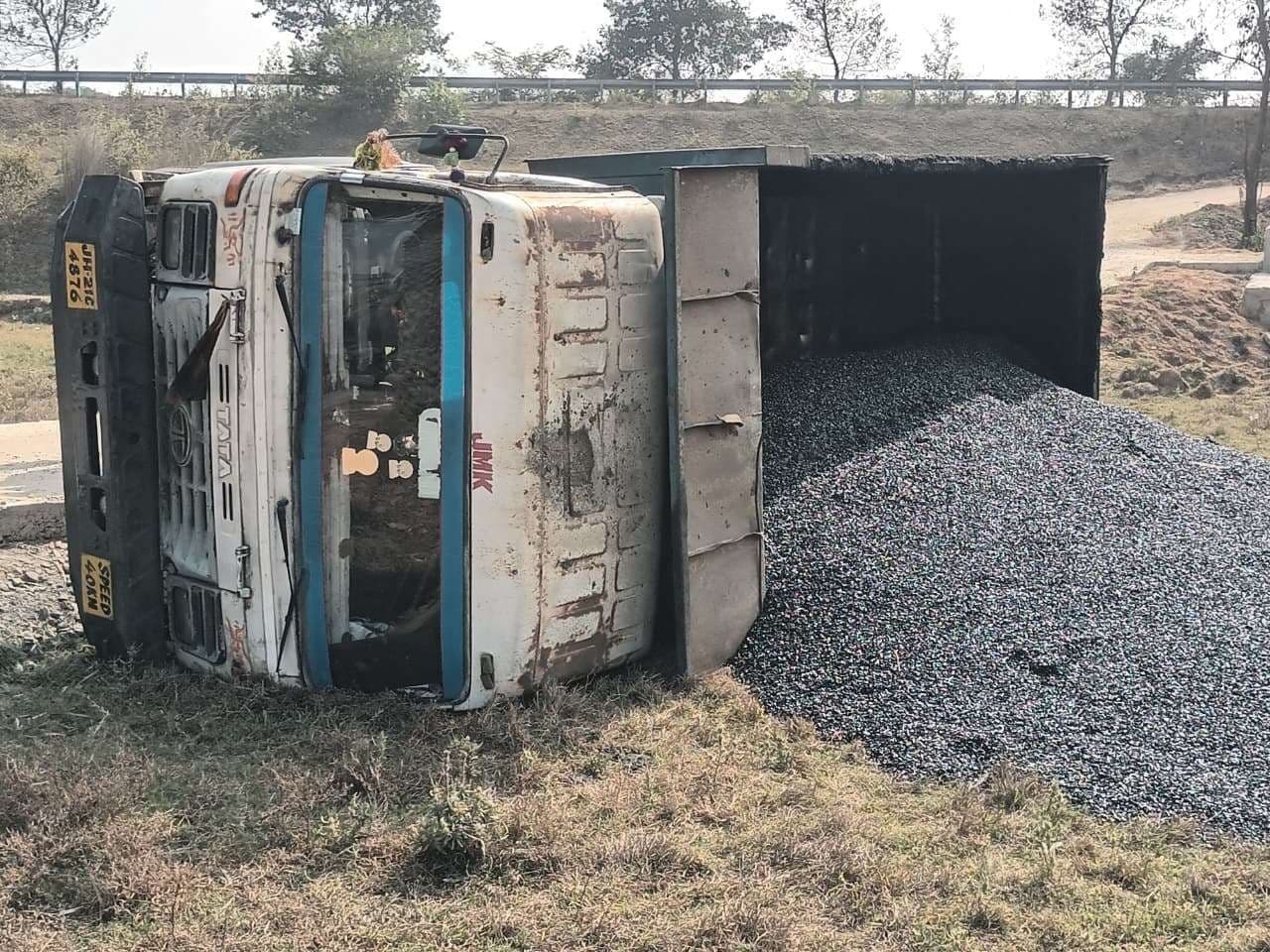 गिट्टी लोड हाइवा पलटा, बाल-बाल बचे चालक