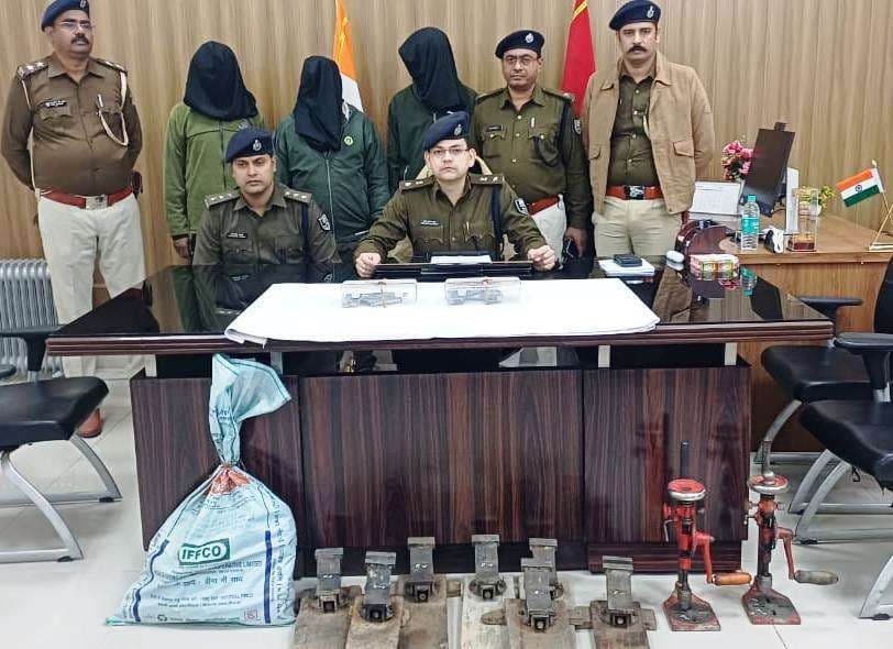 दियारा में मिनी गन फैक्ट्री का उद्भेदन, तीन आरोपित गिरफ्तार