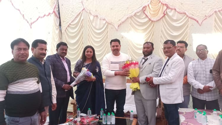 विधायक के आवास पर क्रिसमस मिलन समारोह में जुटे क्षेत्र के लोग