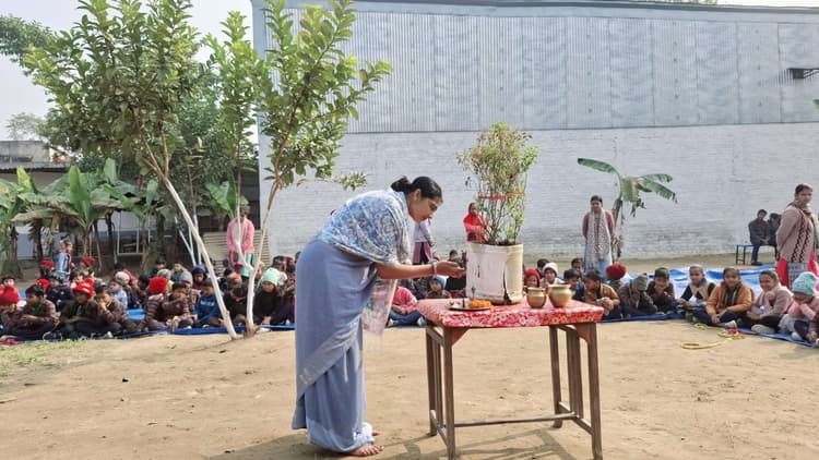 तुलसी पूजन व टीएलएम मेले में बच्चों का दिखा उत्साह