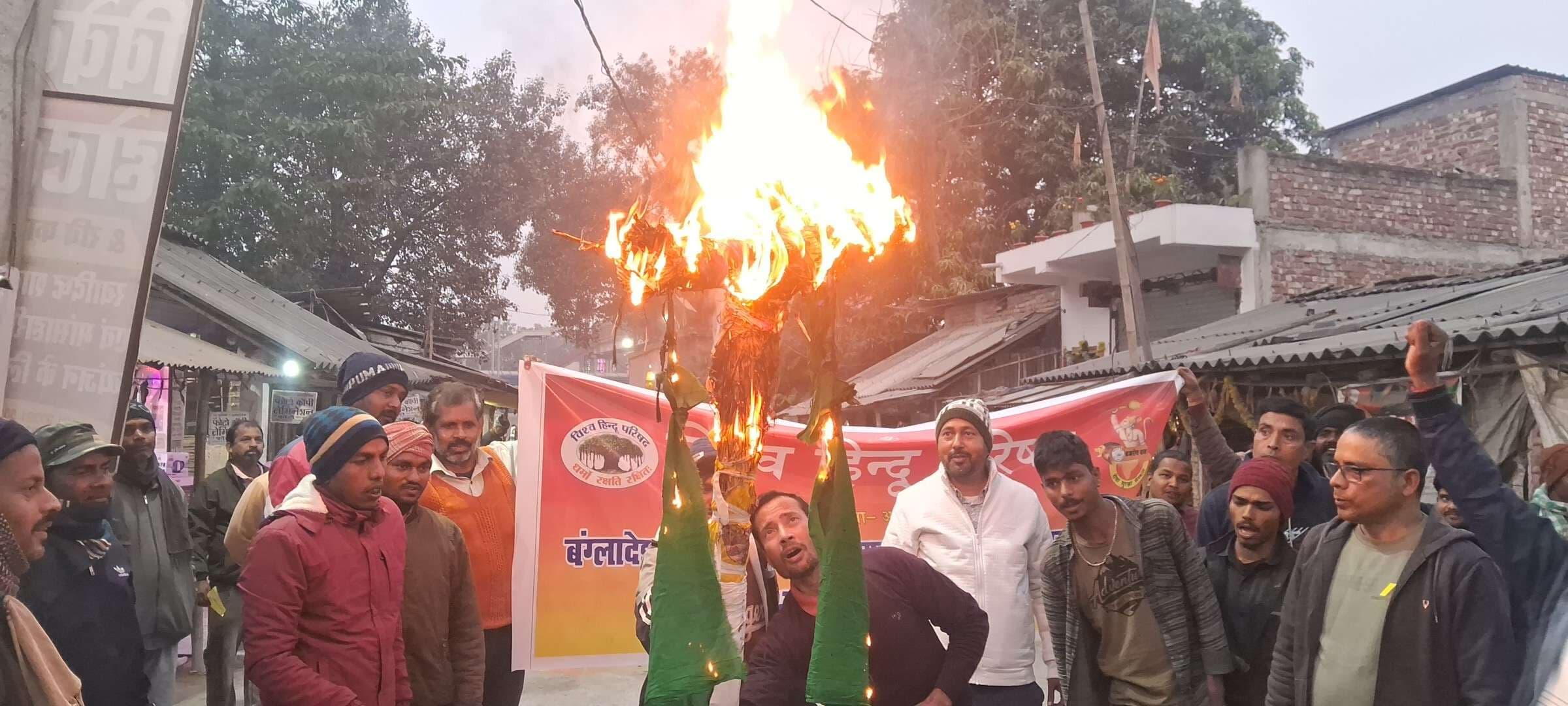 विहिप ने बांग्लादेशी पीएम का फूंका पुतला