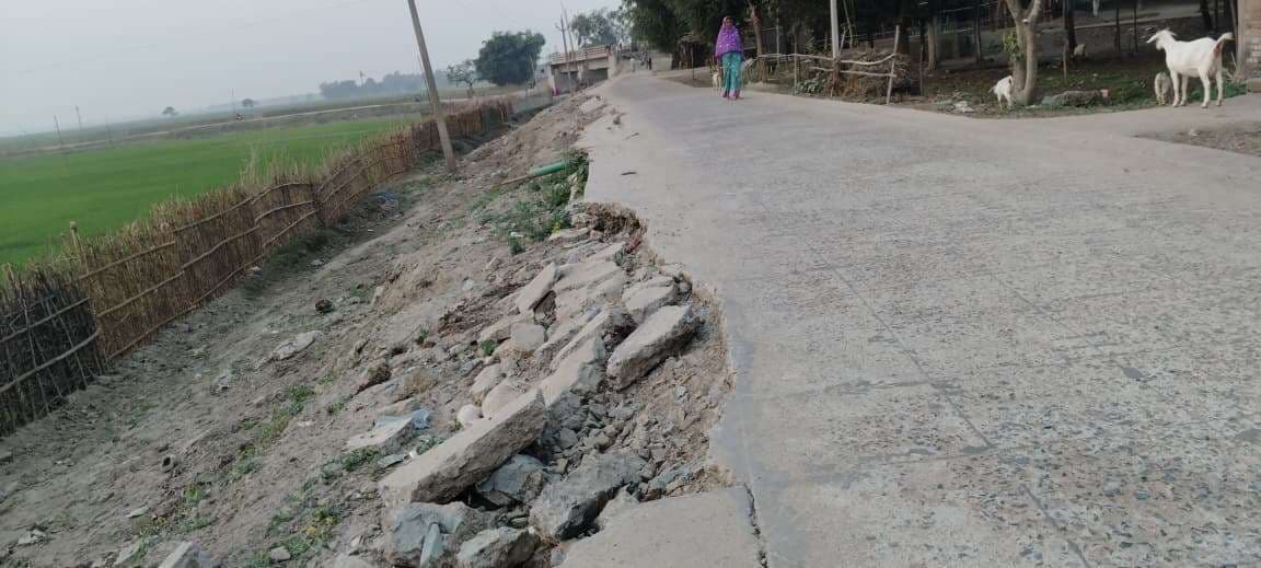 दो साल पूर्व बनी पीसीसी सड़क टूटी, परेशानी