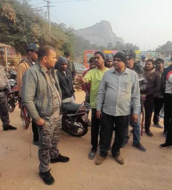 Deoghar news : त्रिकुट पहाड़ में पर्यटकों से अवैध वसूली का आरोप, पार्किंग कार्यालय में दो पक्षों में जमकर मारपीट