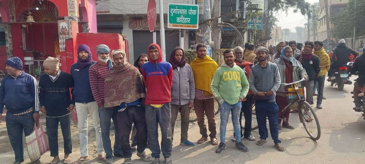 कड़ाके की ठंड में अलाव का ले रहे सहारा, मजदूरों पर असर