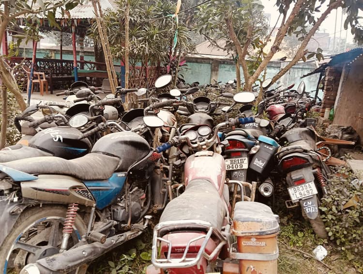 जब्त वाहनों का नीलामी नहीं होने से कीमती बाइक हो रही बर्बाद