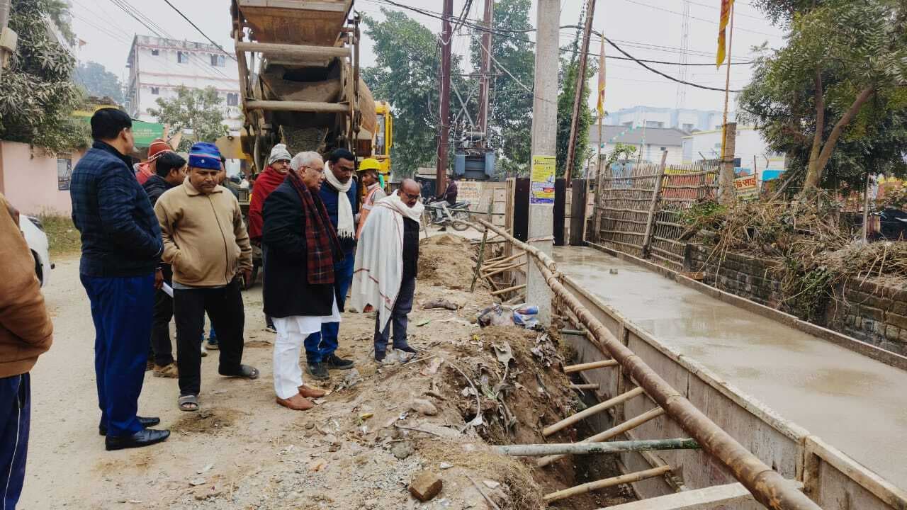 पूर्व डिप्टी सीएम ने वॉटर ड्रेनेज सिस्टम कार्य का किया निरीक्षण