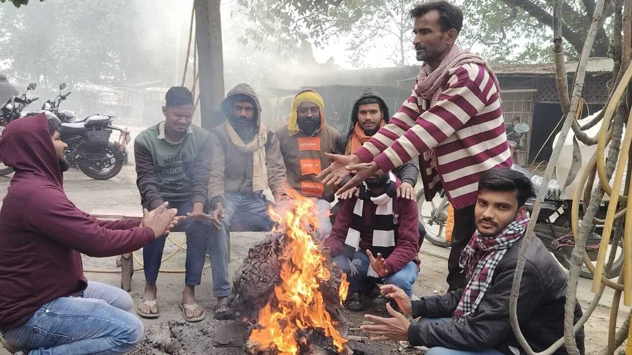 ठंड में अलाव की व्यवस्था से लोगों को मिल रही राहत