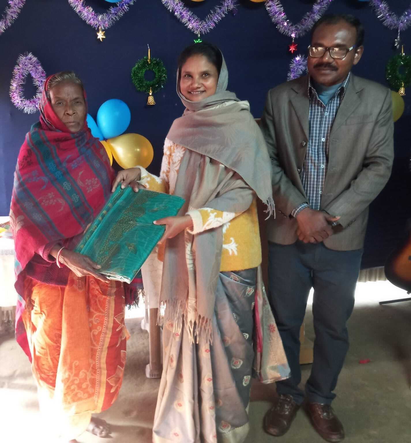 असहाय व विधवा के बीच साड़ी का किया वितरण