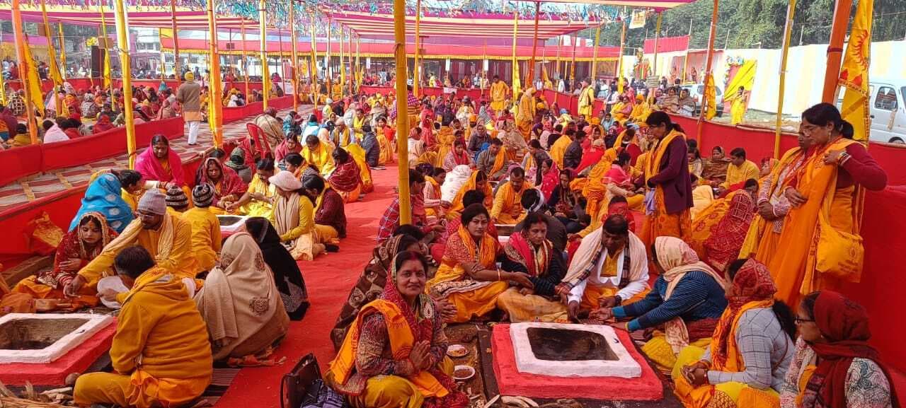 आहुति के साथ 51 कुंडीय गायत्री महायज्ञ संपन्न