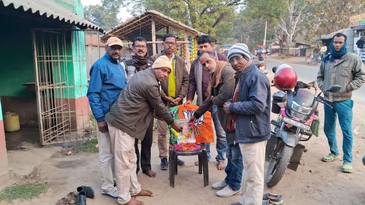 कुंडहित में भारत रत्न पूर्व पीएम की मनाई गयी जयंती