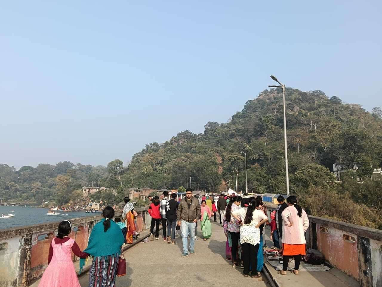 मसानजोर डैम में बोटिंग कर वनभोज का लिया आनंद