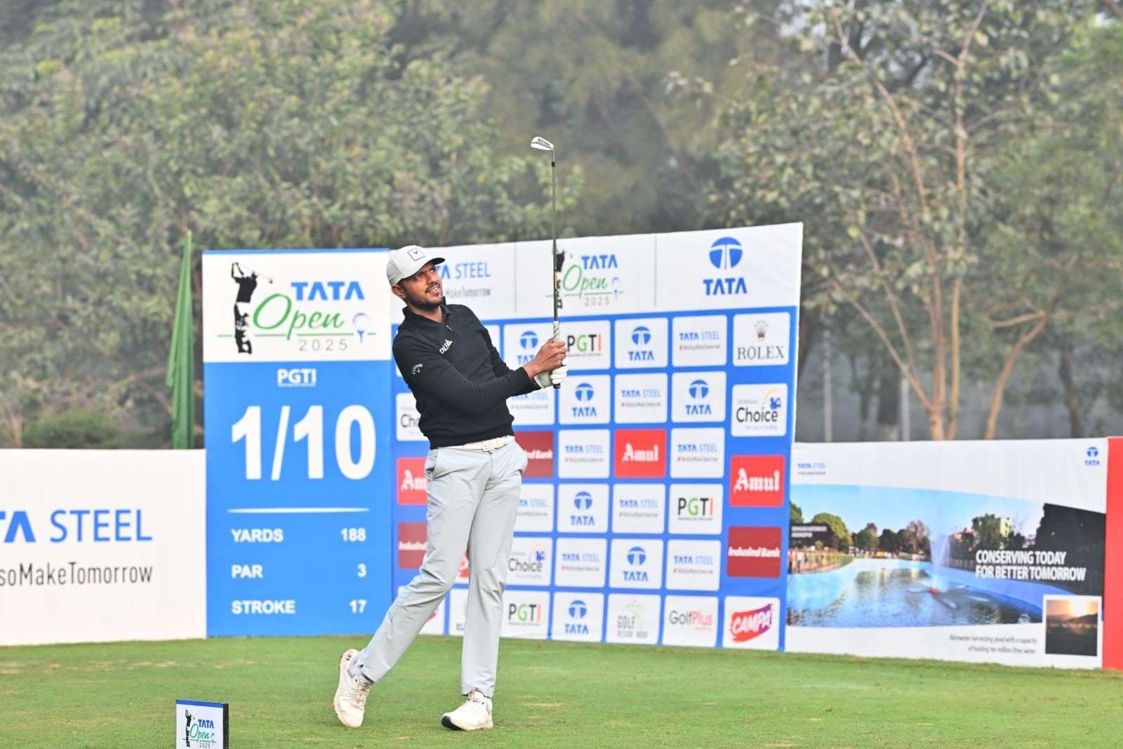 Tata Open Golf Tournament : खराब रोशनी के कारण पहले राउंड का खेल हुआ बाधित