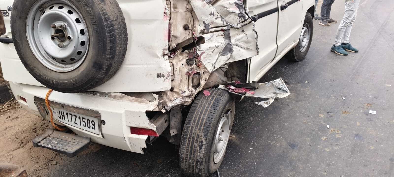 कोहरे का कहर : टायर बदल रहे बोलेरो चालक आया वाहन की चपेट में, मौत