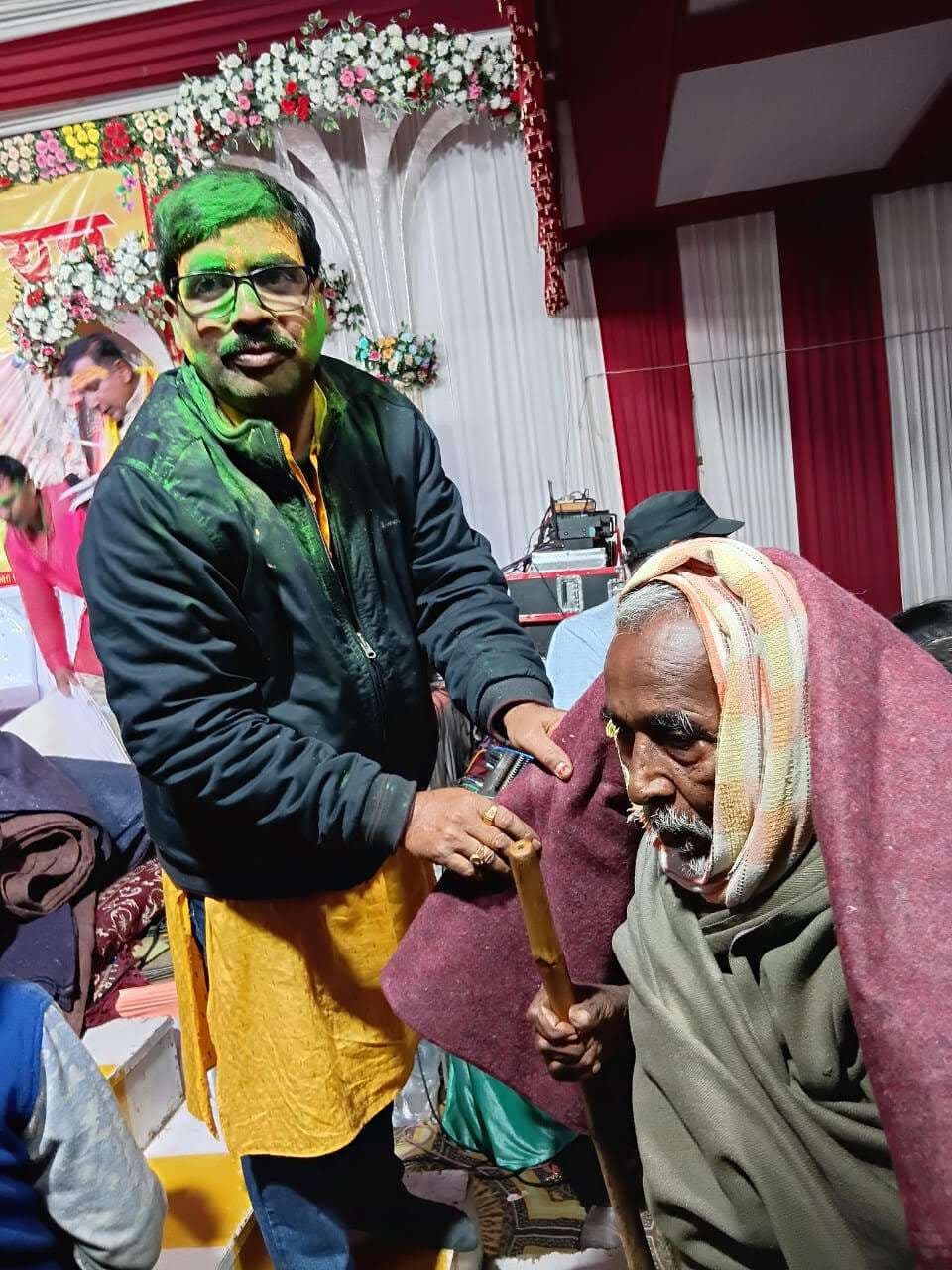 भागवत कथा यज्ञ में जरूरमंद लोगों के बीच बांटे कंबल