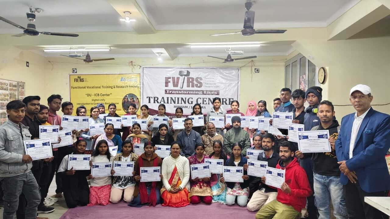 छात्र-छात्राओं को मिला प्रशिक्षण का प्रमाण-पत्र