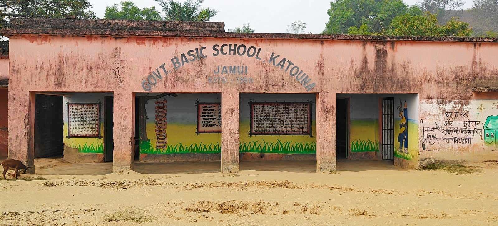 जमीन पर दो कमरों में चल रहा सरकारी स्कूल