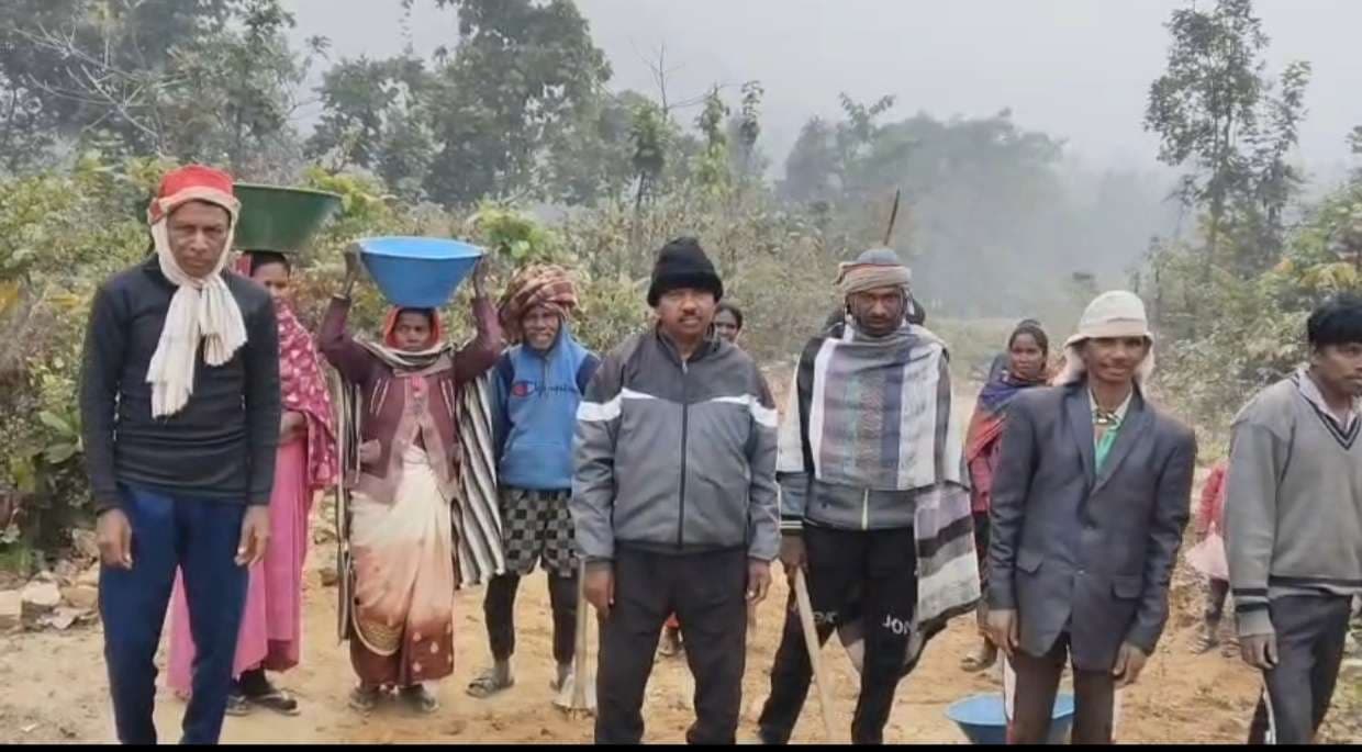 प्रशासन की उपेक्षा से ग्रामीणों ने खुद की सड़क की मरम्मत