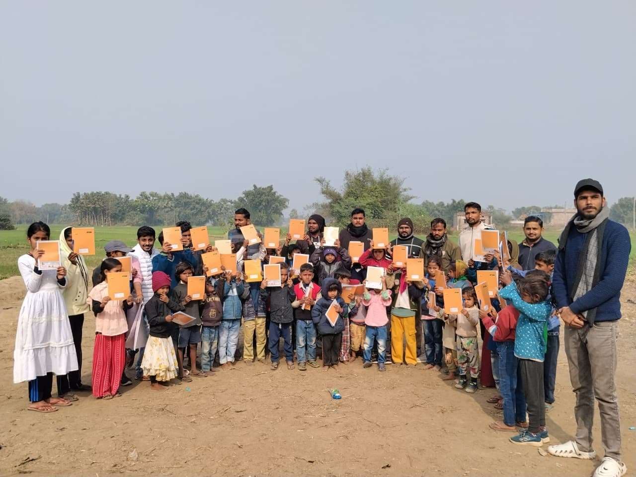 अभाविप ने बच्चों के बीच पाठ्य सामग्री का किया वितरण