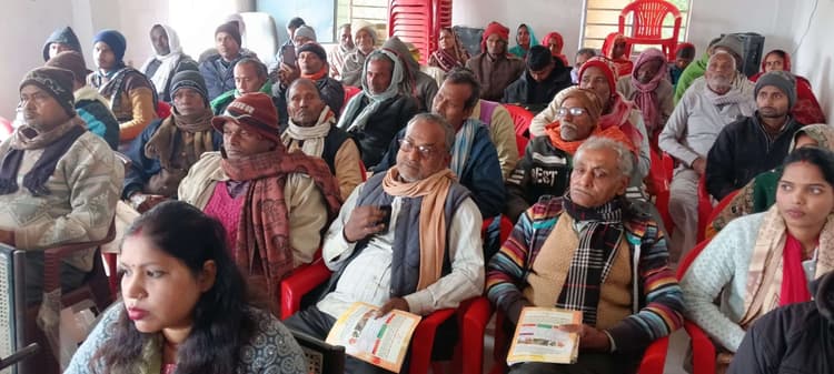 Madhubani News : किसानों को सरसों की बुआई के बारे में बताया