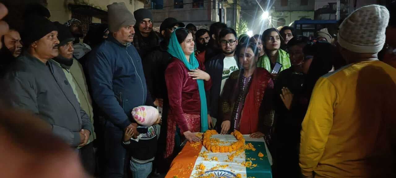 जवान का शव दुमका पहुंचने पर दी गयी अंतिम विदाई