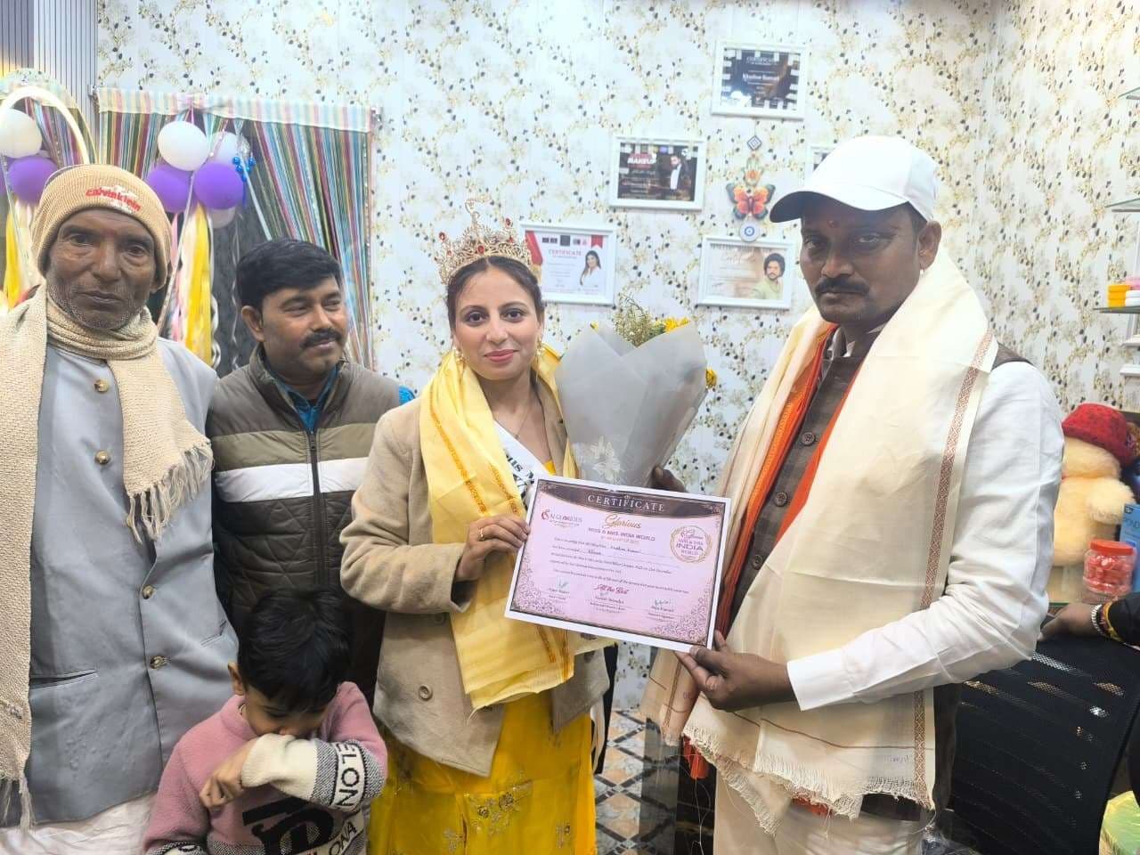 Darbhanga News : विधायक ईश्वर मंडल ने महिला को किया सम्मानित