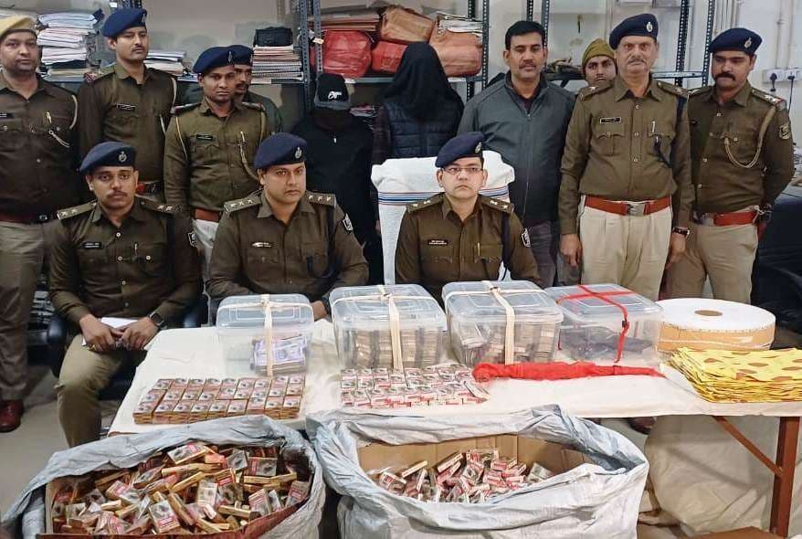 मुंगेर में फर्जी सिगरेट फैक्ट्री का खुलासा, 85 लाख रुपये नकद व अवैध हथियार बरामद