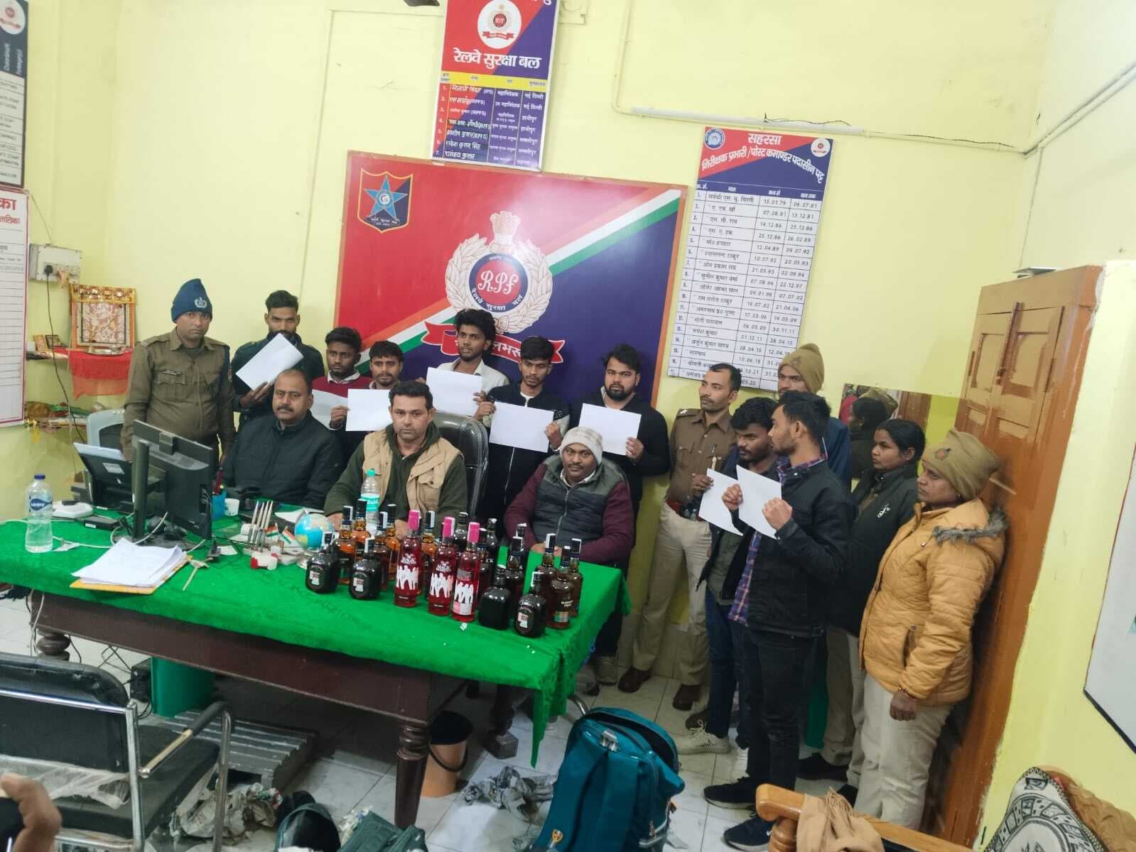 ट्रेन सुपरवाइजर, पांच कोच अटेंडेंट समेत आठ गिरफ्तार