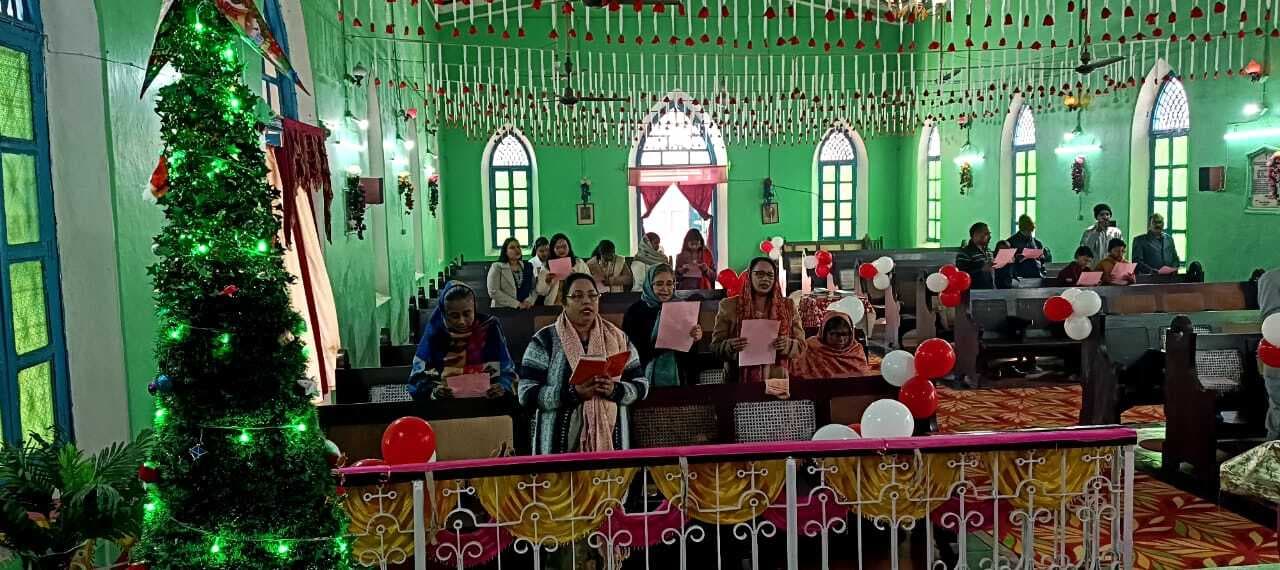 प्रभु यीशु के आगमन के त्योहार क्रिसमस पर गिरजाघरों में बना रहा उत्सवी माहौल