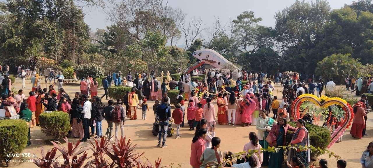 Giridih News :खंडोली में उमड़ी लोगों की भीड़, बोटिंग भी की