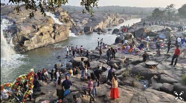 Giridih News :क्रिसमस पर उसरी फॉल व क्रिश्चियन हिल में उमड़े पर्यटक
