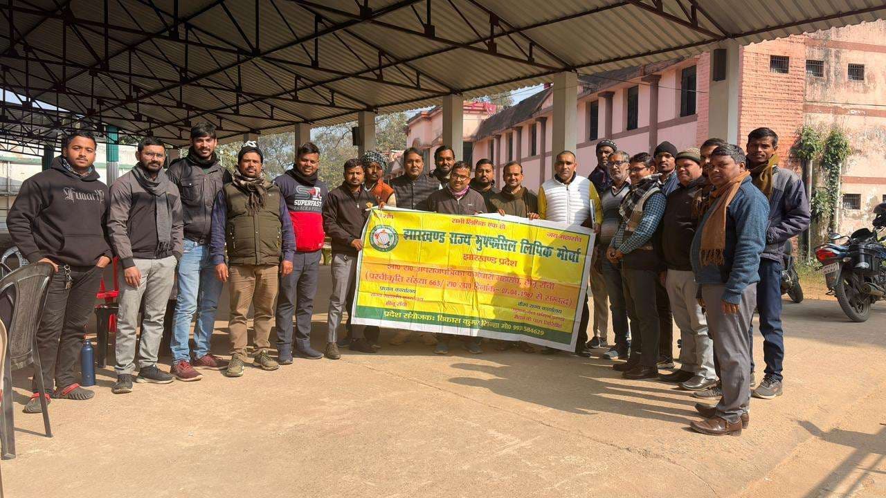 Giridih News :लिपिकों के वेतन वृद्धि पर रोक, मोर्चा ने किया विरोध