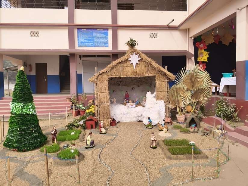 चरनी सजायी और पालना में झुलाये गये प्रभु यीशु