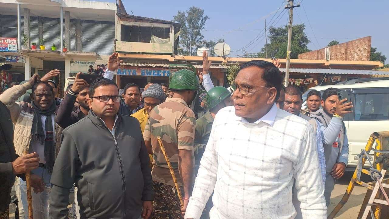 Giridih News :केशवारी चौक पर निषेधाज्ञा की बात कह पुलिस ने रोका कार्यक्रम, भड़के विधायक