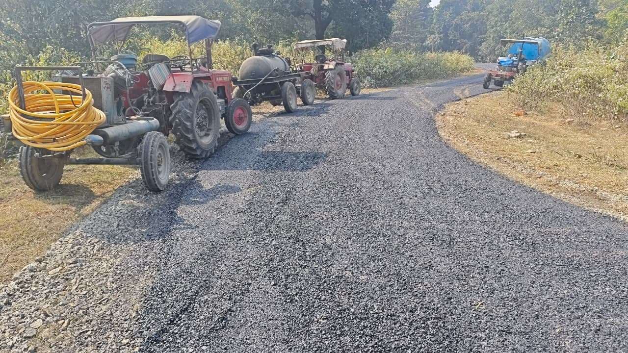 Serakela Kharsawan News : सड़क में गड़बड़ी बता ग्रामीणों ने काम रोका