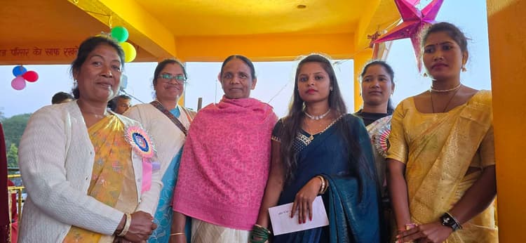 Chaibasa News : महिलाओं की चप्पल रेस में चांदमुनी प्रथम