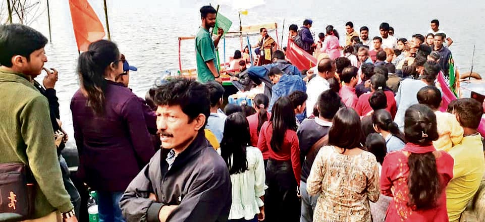 East Singhbhum News : बुरुडीह में नौका विहार को लेकर पर्यटकों की भीड़, पुलिस को करना पड़ा हस्तक्षेप