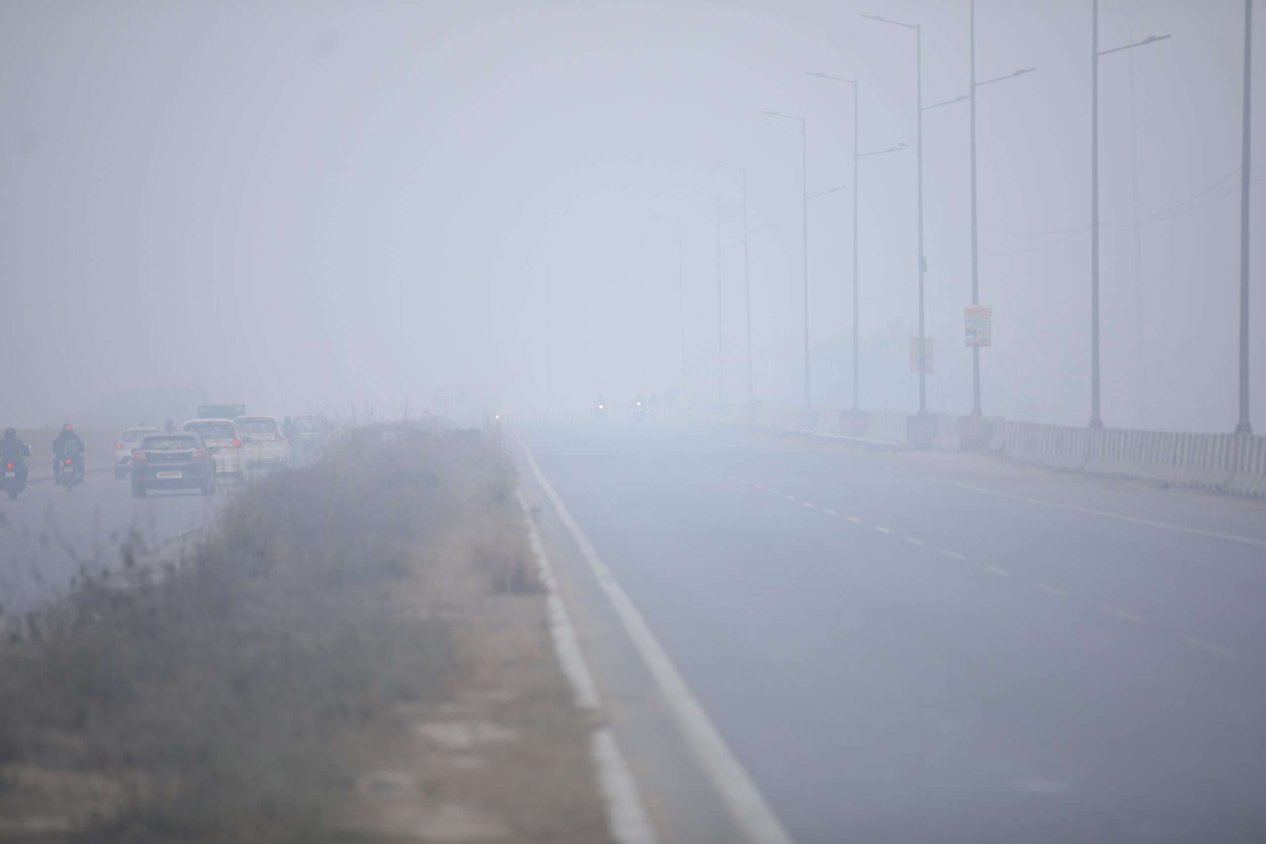 hajipur news. ठंड का कहर जारी, फिर नहीं निकला सूरज