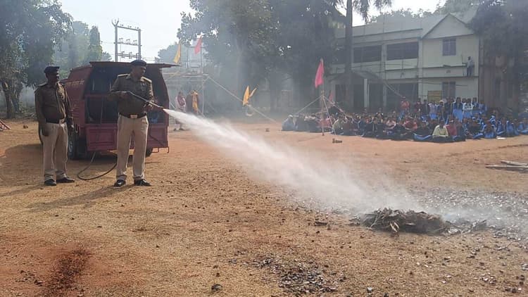 गाइड्स को मिली अग्नि सुरक्षा की महत्वपूर्ण जानकारी