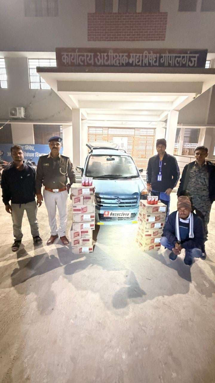 कार के अंदर छिपाकर शराब तस्करी के दौरान तस्कर गिरफ्तार, कार जब्त