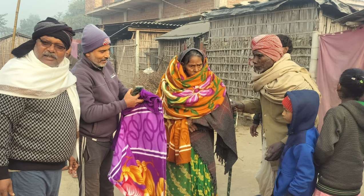 सांसद प्रतिनिधि ने गरीबों के बीच कंबल बांटे