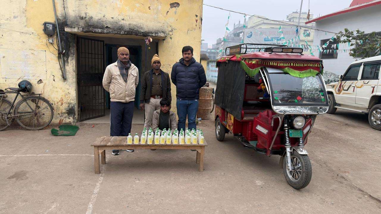 Motihari: 54 बोतल नेपाली शराब बरामद, चालक गिरफ्तार