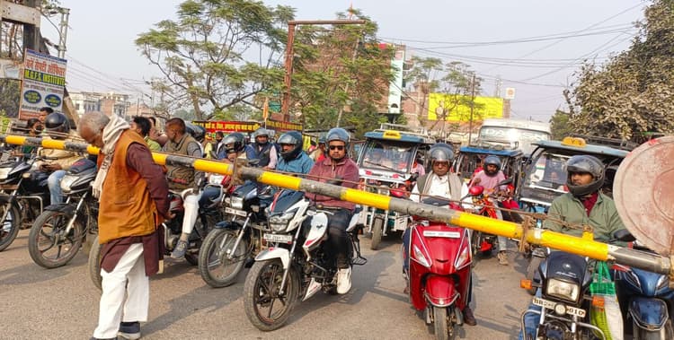 मीरगंज में रेलवे ढाला पर ओवरब्रिज का बनाने का प्रोजेक्ट ठंडे बस्ते में पड़ा, राहगीर हो रहे परेशान