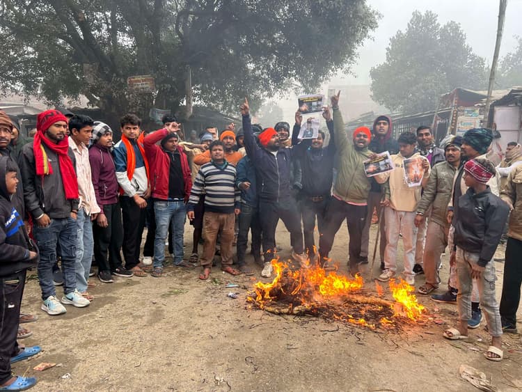 बांग्लादेश में हिंदुओं पर हिंसा के विरोध में श्रीपुर में उग्र प्रदर्शन