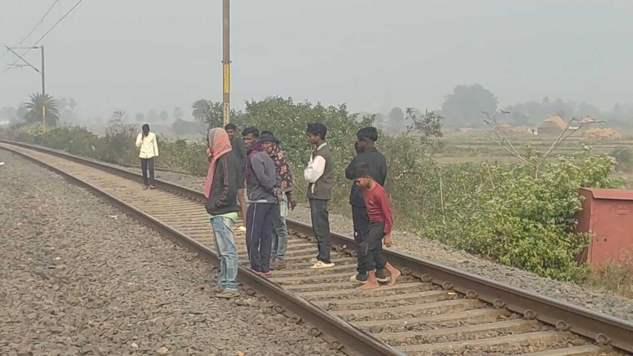 दो अलग-अलग स्थानों पर ट्रेन की चपेट में आने से दो लोगों की मौत