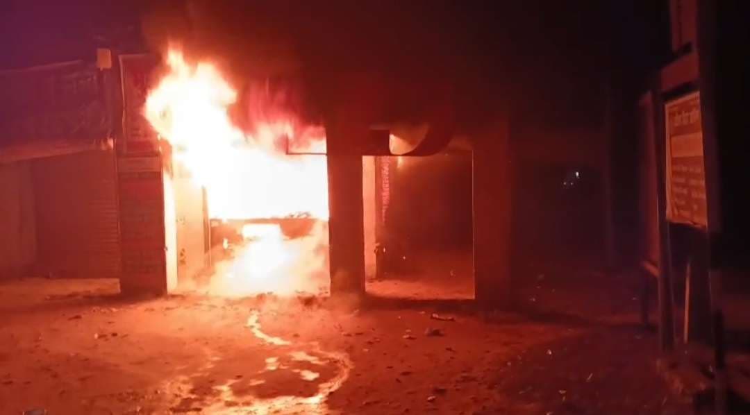 Samastipur News:शिवाजीनगर के रहटौली में दुकान में लगी आग से लाखों की क्षति