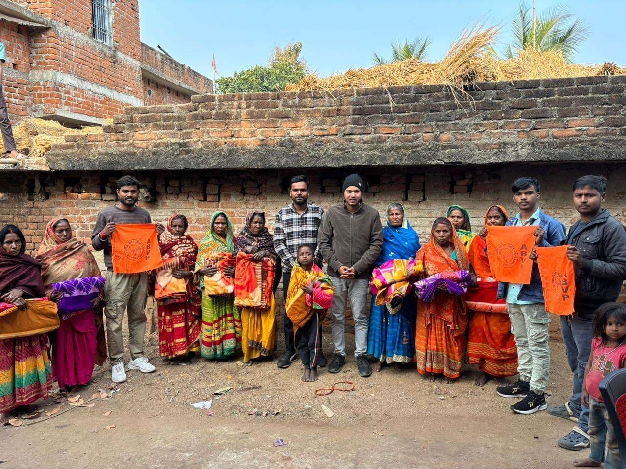 जरूरतमंद लोगों के बीच अभाविप ने किया कंबल वितरण