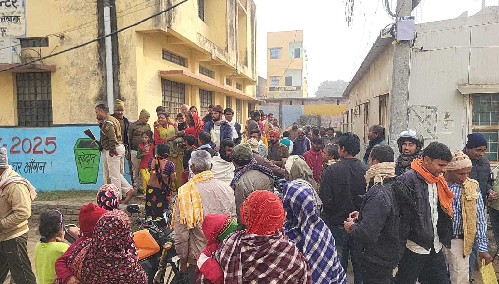 ग्रामीण की चिन्हित जमीन पर अवैध निर्माण पर रोक के विरोध में अंचल कार्यालय का घेराव