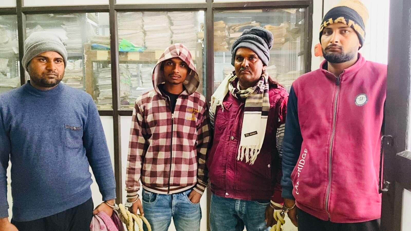 श्रीपुर में पिकअप से पांच पशु बरामद, चार तस्कर गिरफ्तार