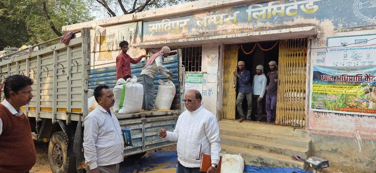 बीडीओ ने तीनों लैंप्स का किया औचक निरीक्षण